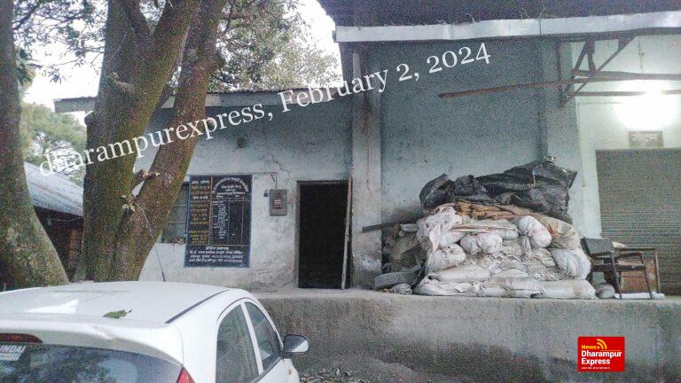 हमीरपुर में दो कर्मचारी पांच हजार रुपये की रिश्वत लेते पकड़े