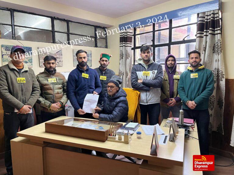 बी एड एग्जाम फॉर्म की अंतिम तिथि को बढ़ाने के लिए सौंपा ज्ञापन : आशीष शर्मा