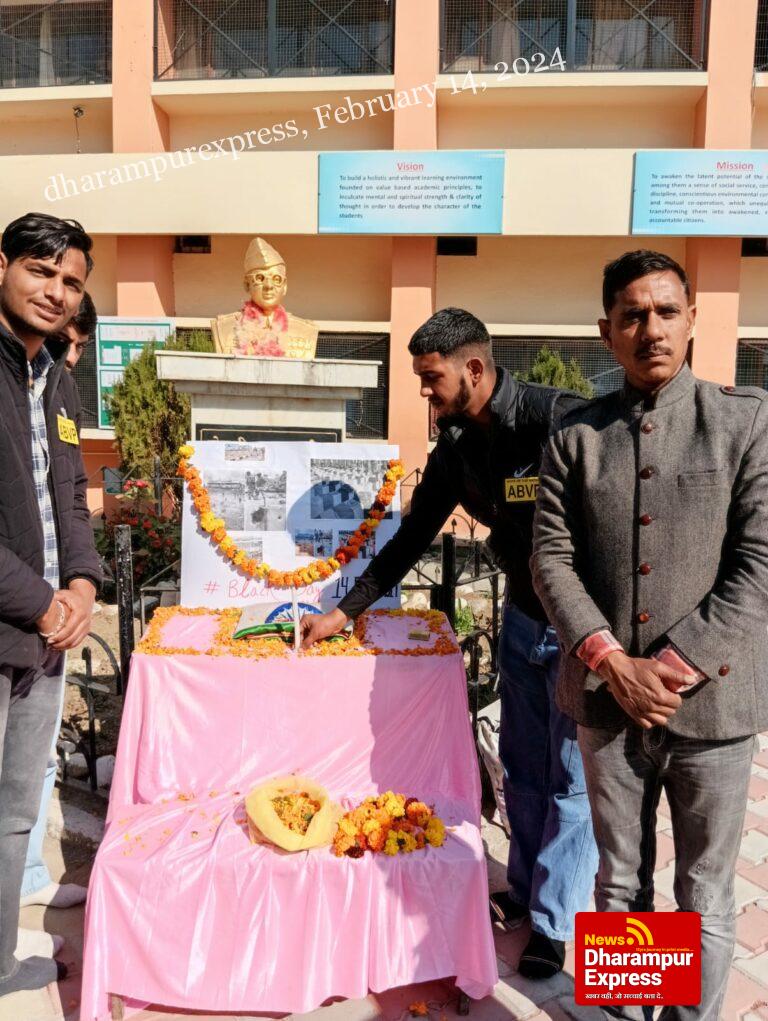 विद्यार्थी परिषद ने पुलवामा हमले में हुए शहीद जवानों को दी पुष्पांजलि 