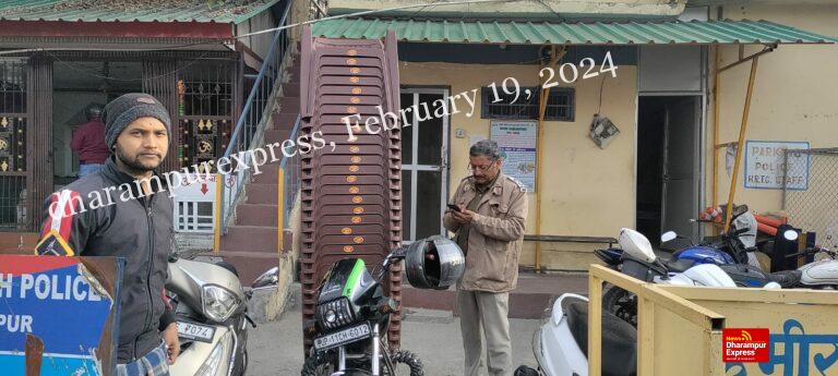 मोटरसाइकिल पर प्लास्टिक कुर्सियां ढोने पर ढाई हजार का चालान