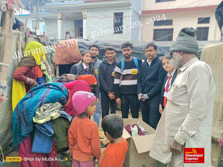 अखिल भारतीय विद्यार्थी परिषद नादौन इकाई के कार्यकर्ताओं द्वारा जरूरतमंदों को वस्त्रों का किया वितरण 