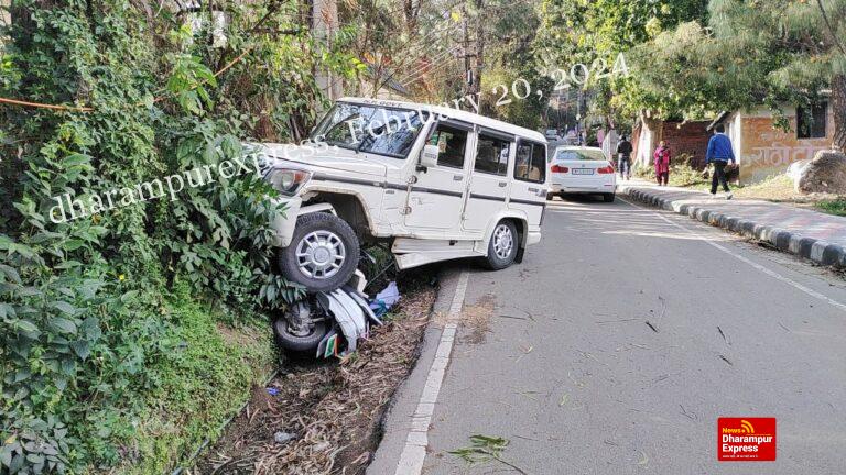 डांग क्वाली पर गाड़ी ने मारी स्कूटी को टक्कर, स्कूटी चालक घायल
