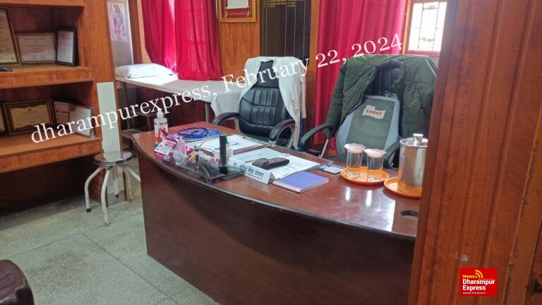 डाक्टरों की पेन डाउन स्ट्राइक जारी, स्वास्थ्य केंद्रों के बाहर लगी रोगियों की लंबी लाइन