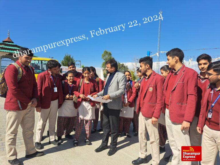 जिला हमीरपुर मे 12 वीं कक्षा के 853 में से 852 विद्यार्थियों ने दी अंगेजी विषय की परीक्षा