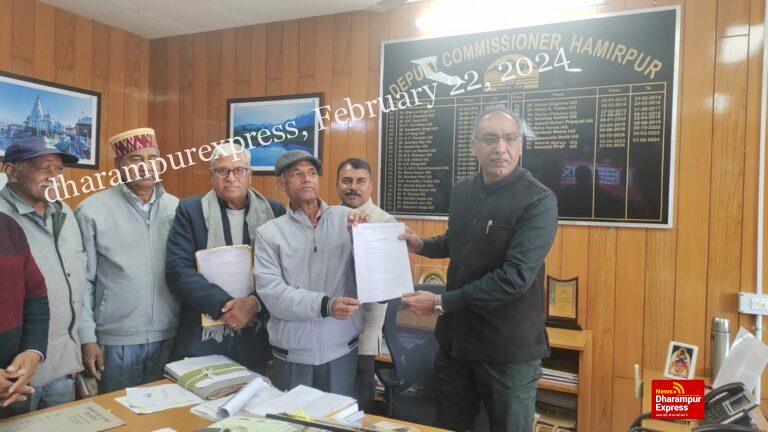 हिमाचल नागरिक आपूर्ति निगम सेवानिवृत कर्मचारी कल्याण संगठन के पदाधिकारी ने  प्रदेश सरकार के खिलाफ की नारेबाजी