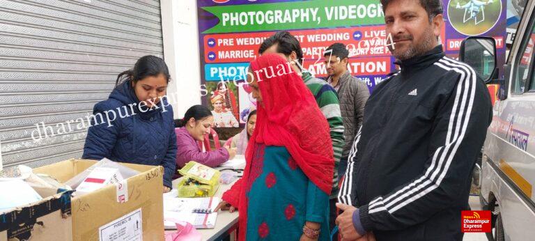 सांसद मोबाईल स्वास्थ्य सेवा ने लठियानी में की 82 लोगों की स्वास्थ्य जांच