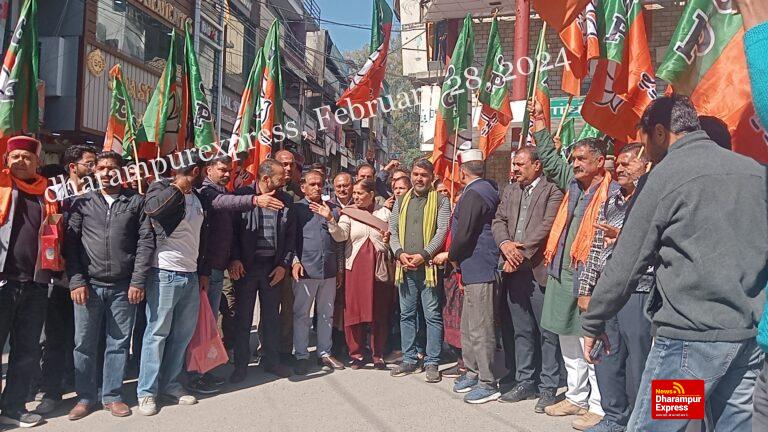 राज्यसभा चुनाव, भाजपा की जीत पर कार्यकर्ताओं का हमीरपुर में जशन 