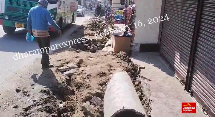 कछुआ चाल से चली फुटपाथ के काम से लोग परेशान