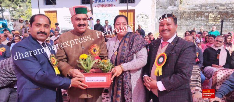 इंद्र दत्त लखनपाल ने चकमोह स्कूल में किया जिम का उदघाटन, मेधावी विद्यार्थियों को बांटे पुरस्कार
