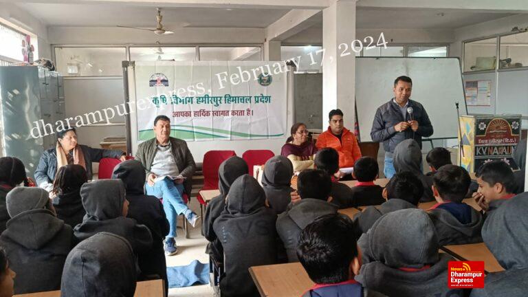 केंद्रीय विद्यालय नादौन में समझाया मिट्टी का परीक्षण