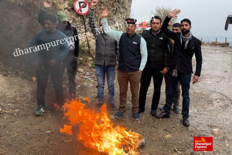 टौणीदेवी में कांग्रेस कार्यकर्ताओं ने फूंका राणा का पूतला