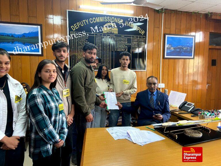 पश्चिम बंगाल सरकार के खिलाफ उपायुक्त हमीरपुर को दिया ज्ञापन:विद्यार्थी परिषद