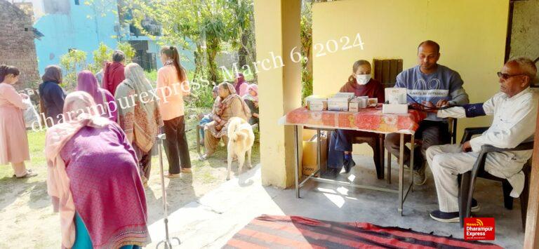 सांसद मोबाईल स्वास्थ्य सेवा ने जांचा पंडोगा में लोगों का स्वास्थ्य