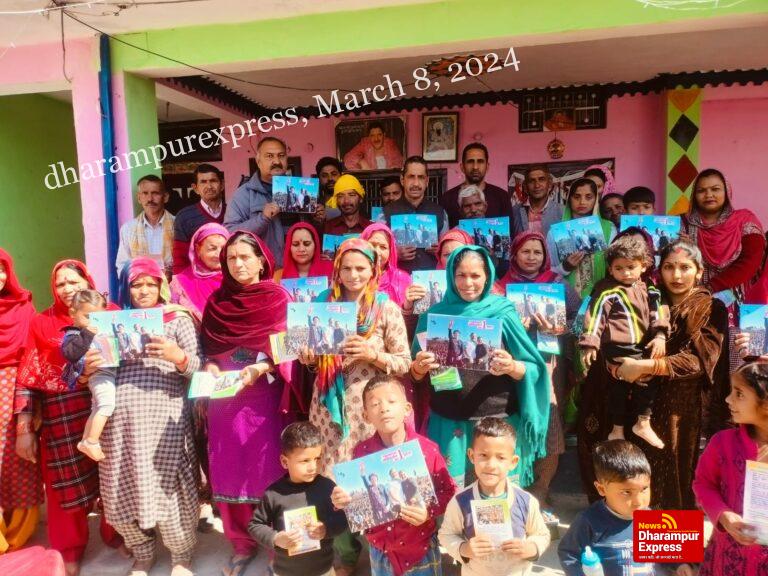 जिला कांग्रेस ने घर घर जाकर बताई प्रदेश सरकार की जनकल्याणकारी योजनाएं