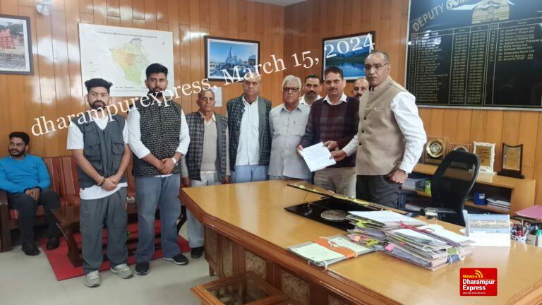 स्टोन क्रेशर लगाने के विरोध में उपायुक्त हमीरपुर से मिला प्रतिनिधिमंडल