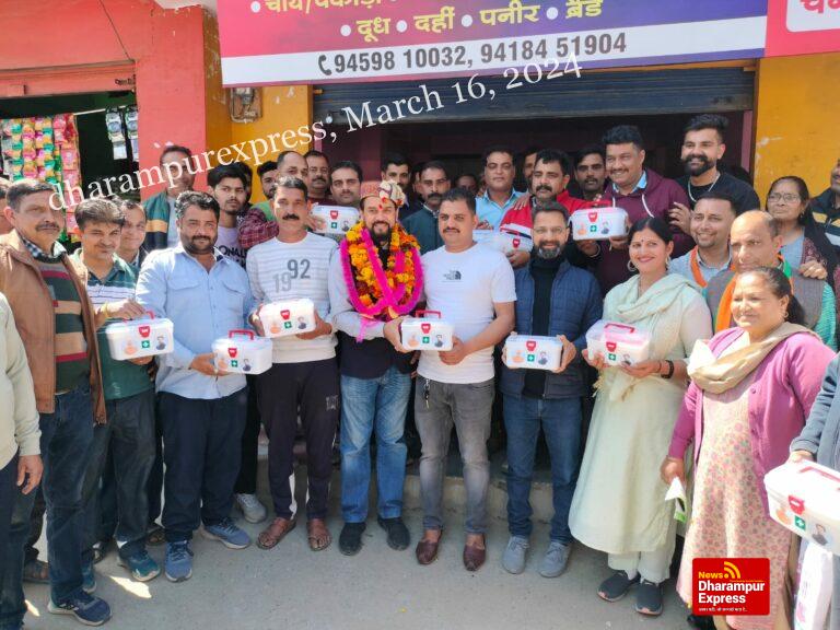 टैक्सी यूनियन के सदस्यों को अनुराग ठाकुर ने फर्स्ट एड किड्स का किया वितरण