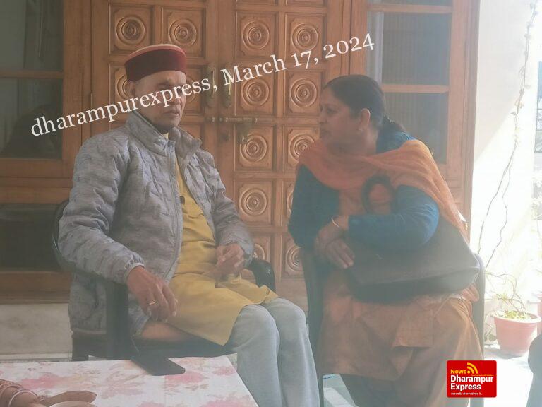 पूर्व विधायक उर्मिल ठाकुर ने पूर्व मुख्यमंत्री प्रेमकुमार धूमल से समीरपुर में की भेंट