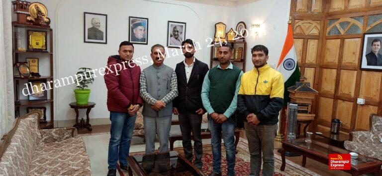 सीएम से मिले युवा नेता रितेश चौहान, उपचुनाव की जताई दावेदारी