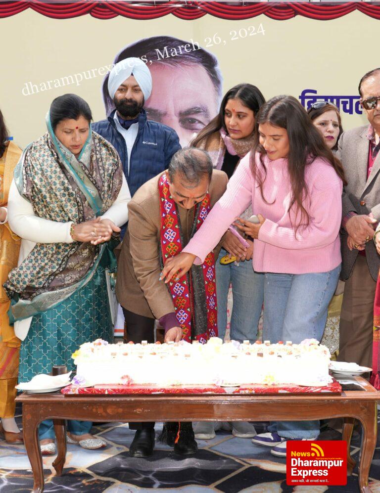 मुख्यमंत्री को जन्मदिवस के अवसर पर बधाई देने के लिए उमड़ा सैलाब