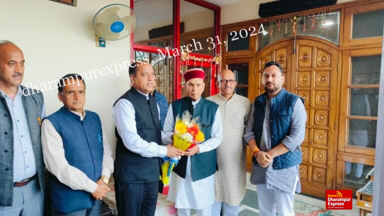 पूर्व सीएम धूमल से मिलने पहुंचे जयराम ठाकुर के साथ निर्दलीय विधायक