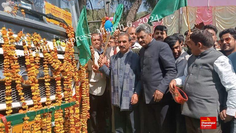मुख्यमंत्री ने अवाहदेवी से अयोध्या धाम जाने वाली बस को दिखाई हरी झंडी 