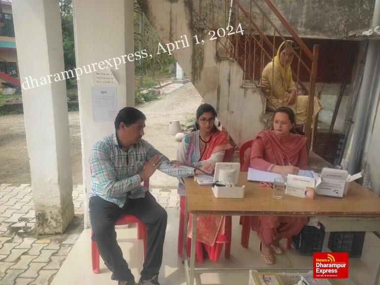 अस्पताल- मोबाईल स्वास्थ्य सेवा ने जाँचा बगवाड़ा में 49 लोगों का स्वास्थ्य