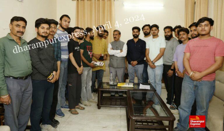 नादौन पहुंचे मुख्यमंत्री, मिलने वालों का लगा तांता