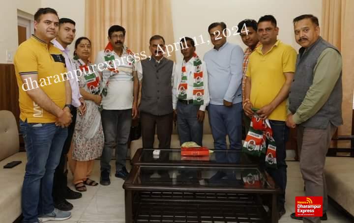 नगर परिषद अध्यक्ष मनोज मिन्हास ने थामा कांग्रेस का दमन
