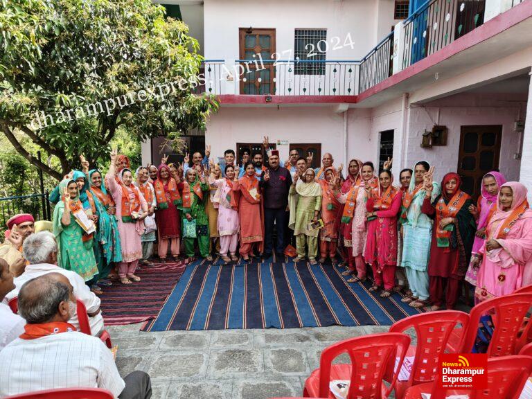 भाजपा सरकार की नीतियों से प्रभावित होकर 30 लोगों ने थामा भाजपा का दामन