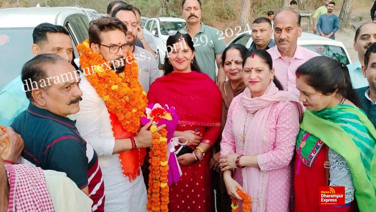 ग्राम पंचायत दडूही में भाजपा प्रत्याशी अनुराग ठाकुर ने किया चुनाव प्रचार