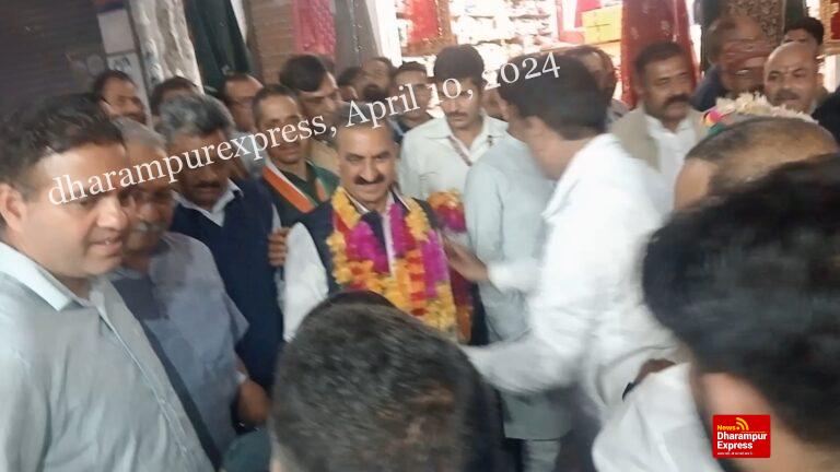 मुख्यमंत्री ने हमीरपुर बाजार में निकाला रोड शो