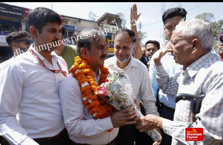 मुख्यमंत्री ने हमीरपुर में टटोली सियासी नब्ज     कांग्रेस नेताओं, पदाधिकारियों और कार्यकर्ताओं से लिया फीडबैक