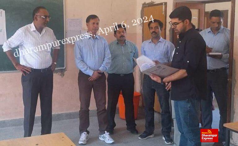 डीसी अमरजीत सिंह ने सुजानपुर में मतगणना केंद्र और स्ट्रांग रूम का निरीक्षण किया