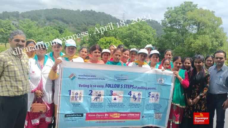 आरसेटी के अधिकारियों ने फरनोल में बताया मतदान का महत्व