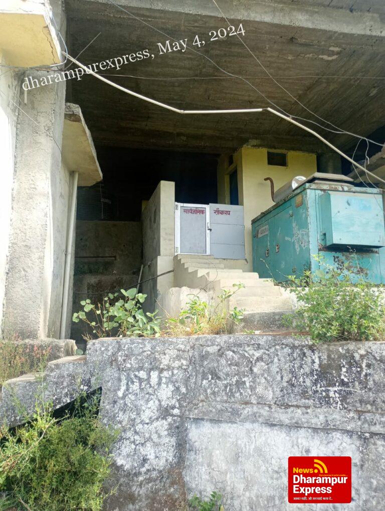 टौणी देवी में बेशक दो-दो पब्लिक टॉयलेट, फिर भी यात्री खुले में जाने को मजबूर