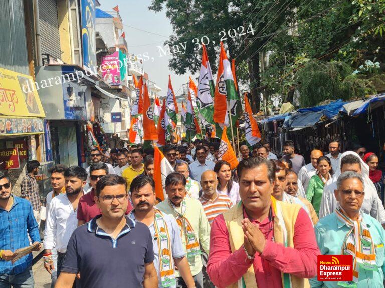 डॉ पुष्पेंद्र वर्मा ने कांग्रेस प्रत्याशी सतपाल रायजादा के पक्ष में हमीरपुर बाजार में निकली विशाल रैली