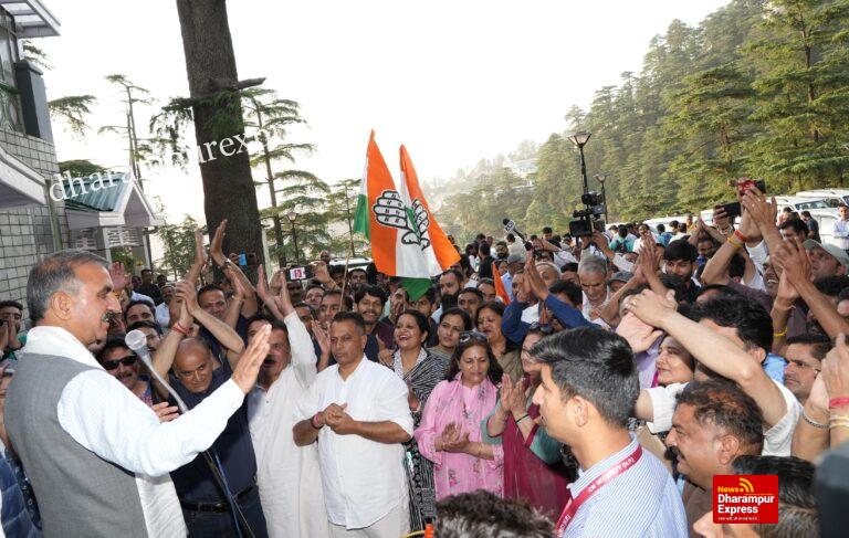 ढोल नगाड़ों के साथ कांग्रेस कार्यकर्ता पहुँचे ओक ओवर, सीएम के साथ मनाया जश्न