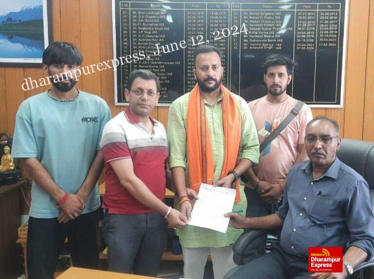 विश्व हिंदू परिषद व बजरंग दल द्वारा हमीरपुर में उपायुक्त हमीरपुर के माध्यम से महामहिम राष्ट्रपति को जम्मू कश्मीर में हुए हत्याकांड सौंपा ज्ञापन 