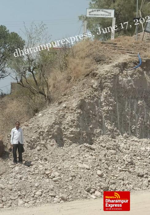एनएच की खुदाई से टपरे पंचायत घर का रास्ता पूरी तरह से बंद