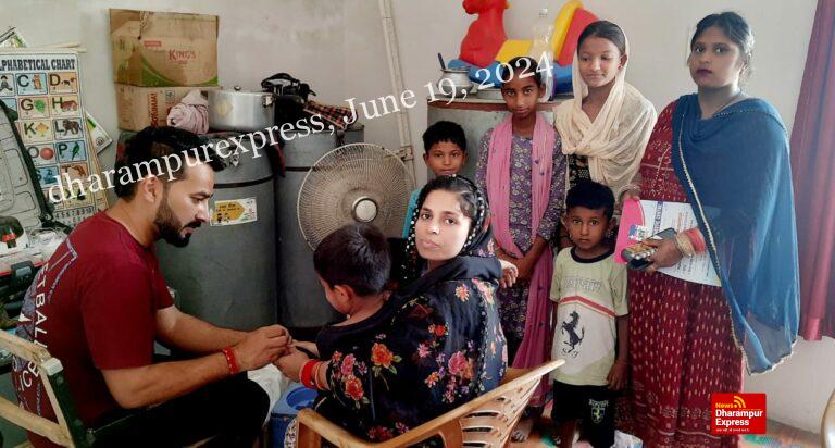 सांसद मोबाइल स्वास्थ्य सेवा प्रचंड गर्मी में घर द्वार लोगों को दे रही स्वास्थ्य सुविधा