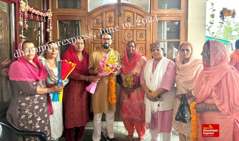 अनुराग ठाकुर ने सुनी जनसमस्याएं, समर्थकों ने दी जीत की बधाई