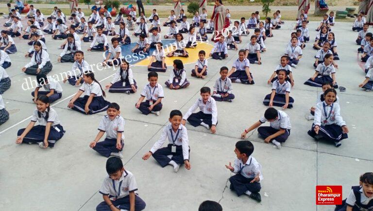 ऑलमाइटी पब्लिक स्कूल में अंतर्राष्ट्रीय योग दिवस पर छात्रों से करवाया गया योग 