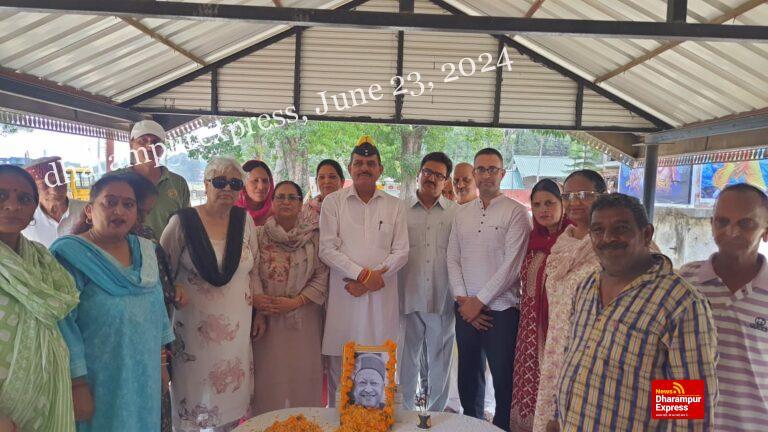 पूर्व मुख्यमंत्री राजा वीरभद्र सिंह की जयंती पर पुष्पांजलि समारोह किया गया आयोजित