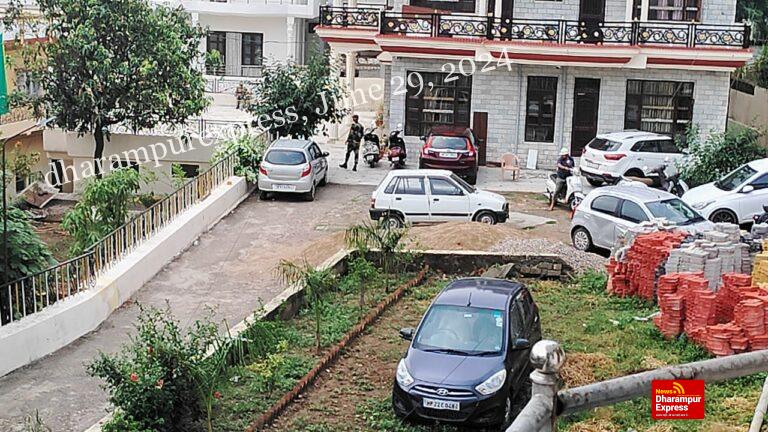 हमीरपुर में इनकम टैक्स की रेड से शहर में मचा हड़कंप, दुकान व घर पर सीआरपीएफ का पहरा