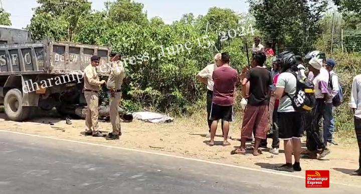 सड़क किनारे ट्रक से जा टकराई बाइक,युवक की मौत
