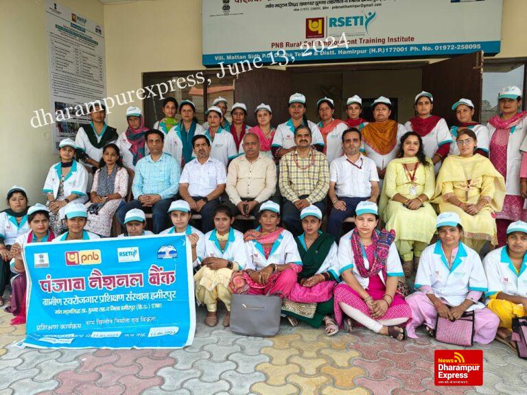 आरसेटी में महिलाओं ने सीखे खिलौने बनाने