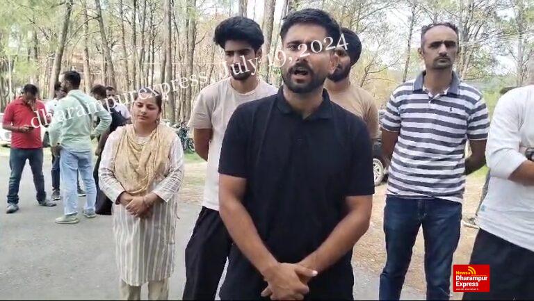 फाइनल परिणाम घोषित न करने को लेकर राज्य चयन आयोग के बाहर प्रदर्शन