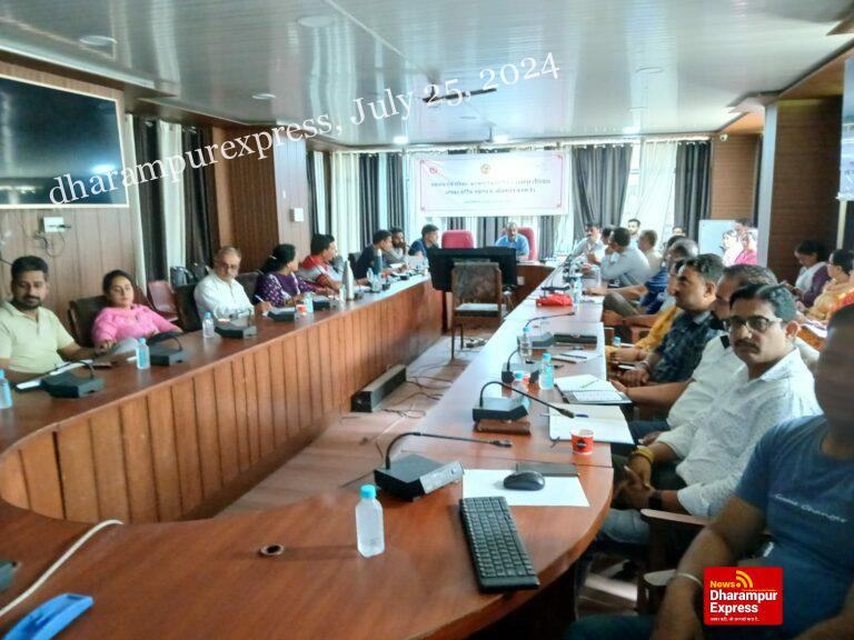 स्वास्थ्य अधिकारी ने ज़िला स्तरीय मासिक मूल्यांकन बैठक का किया आयोजन