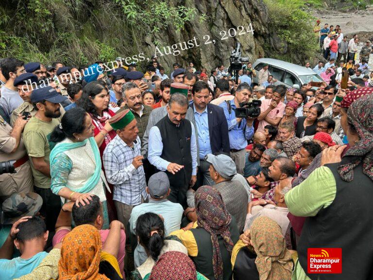मुख्यमंत्री ने आपदा प्रभावित समेज का दौरा किया