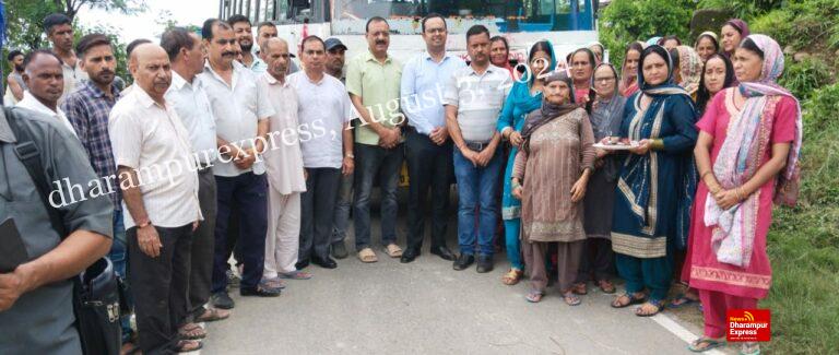 पहली बार गांव में एचआरटीसी की बस पहुंचने पर चहके छत्रैलवासी 